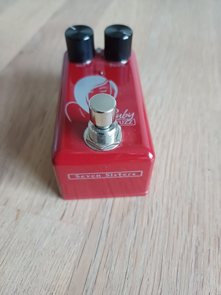 Fuzz pedal Red Witch Seven Sisters