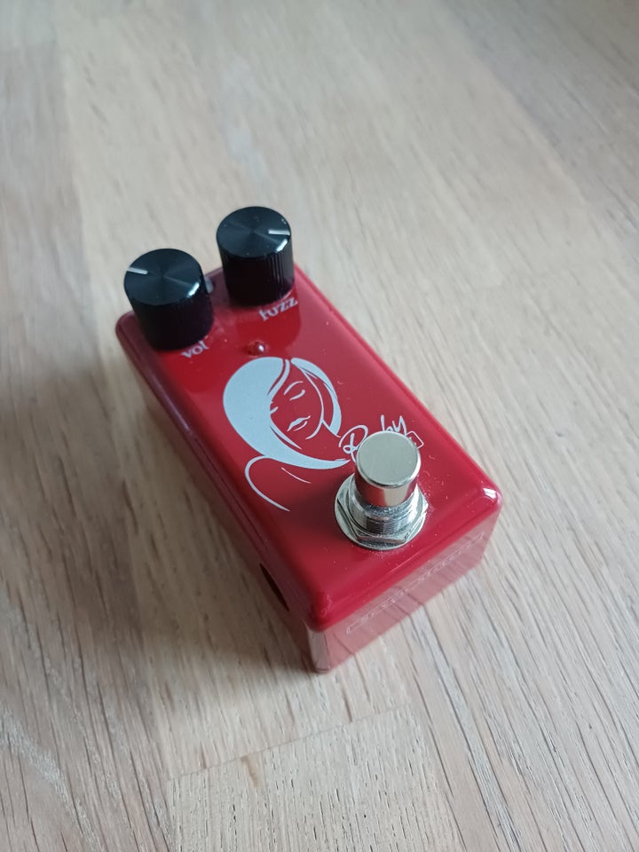 Fuzz pedal Red Witch Seven Sisters