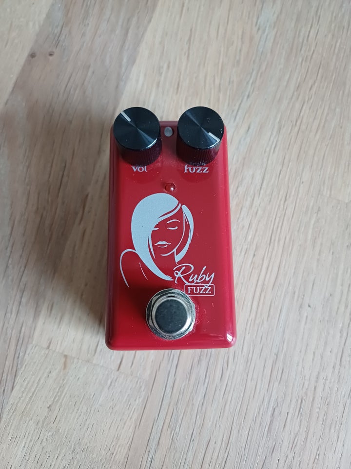 Fuzz pedal Red Witch Seven Sisters