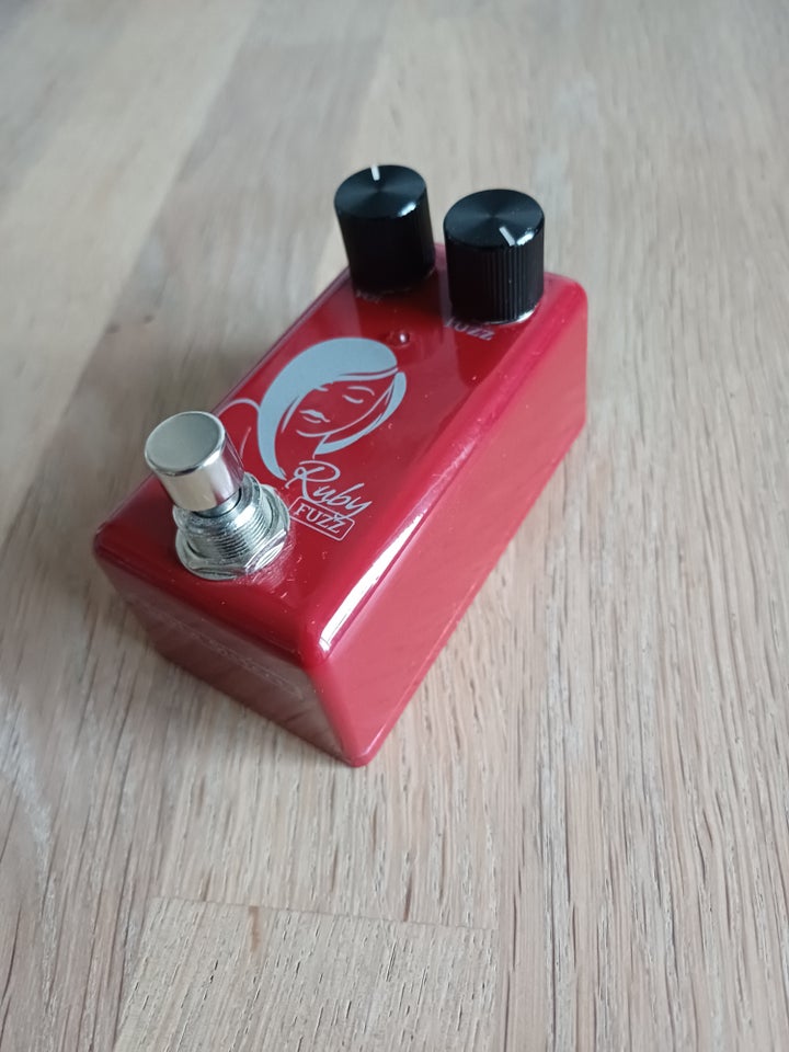 Fuzz pedal Red Witch Seven Sisters