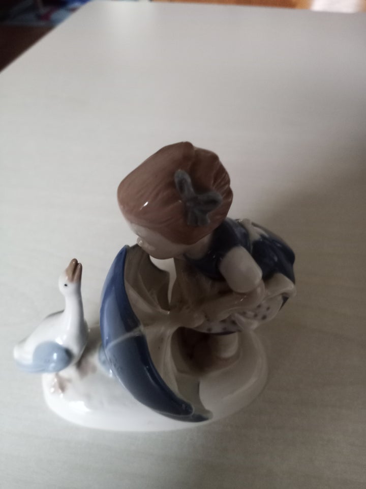 Porcelæns Figur pige med gås,