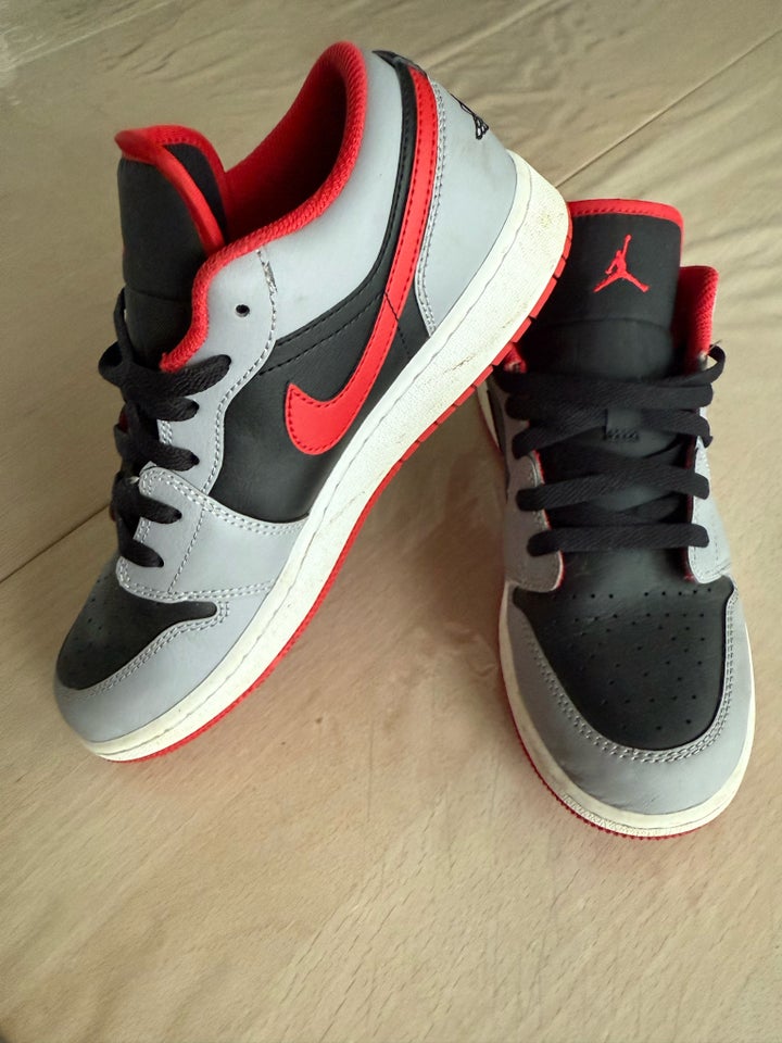 Sneakers, str. 39, Air Jordan 1 low