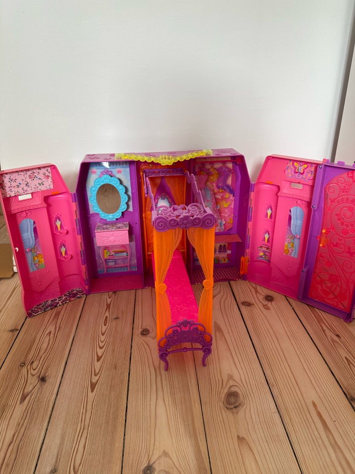 Barbie, Barbie hus/slot