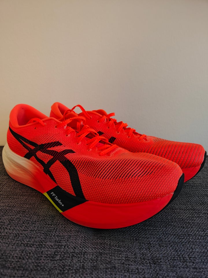 Løbesko, Asics metaspeed Edge