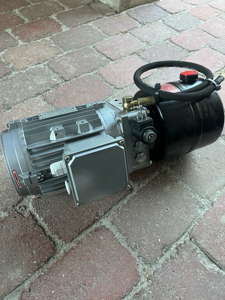 Hydraulikpumpe og motor