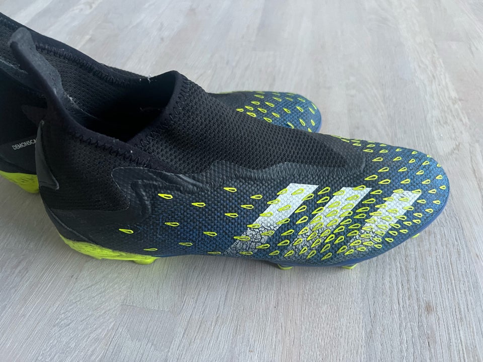 Fodboldstøvler, Adidas