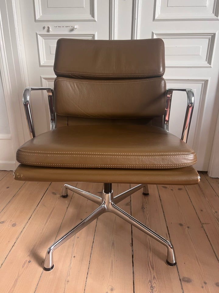 Eames Soft Pad Chair EA 208 