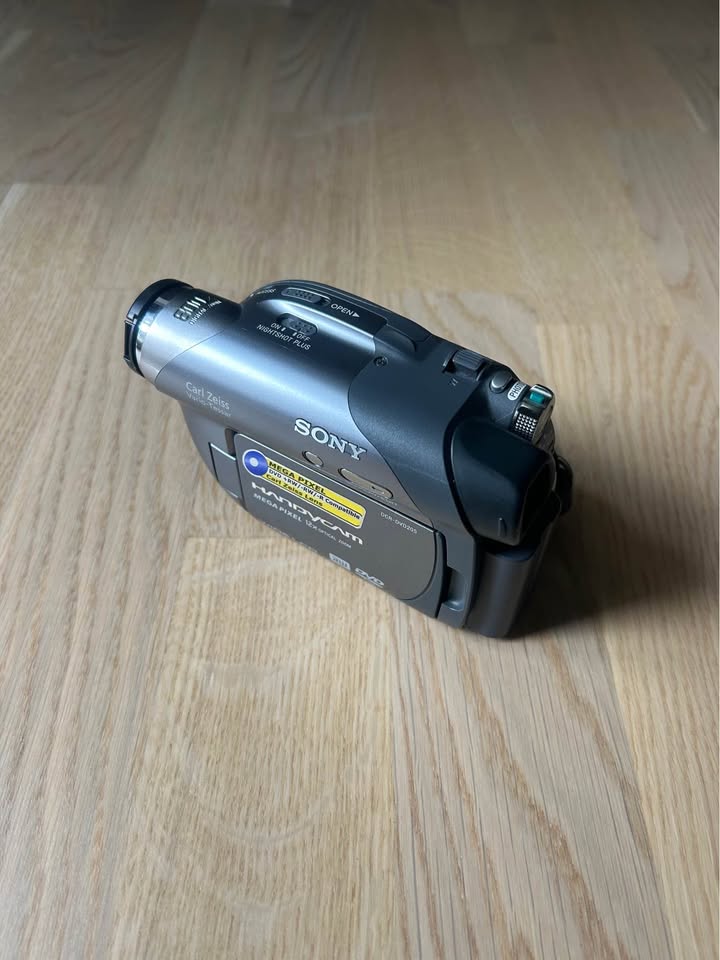 SONY DCR-DVD205 PAL DVD CAMCORDER,