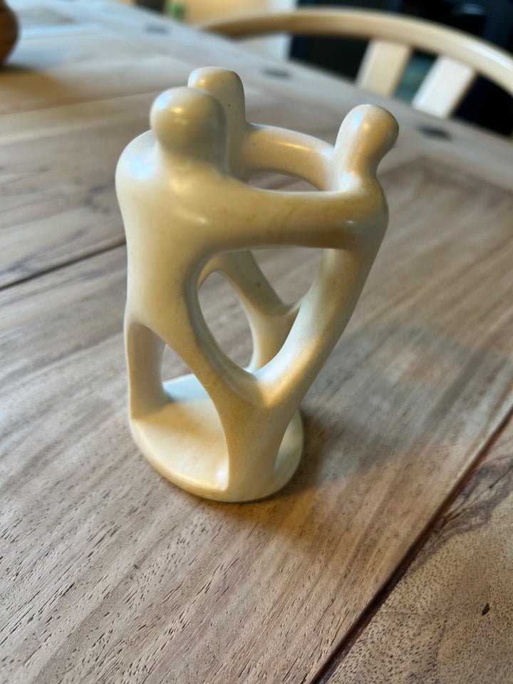 10 cm høj stenfigur af dansende