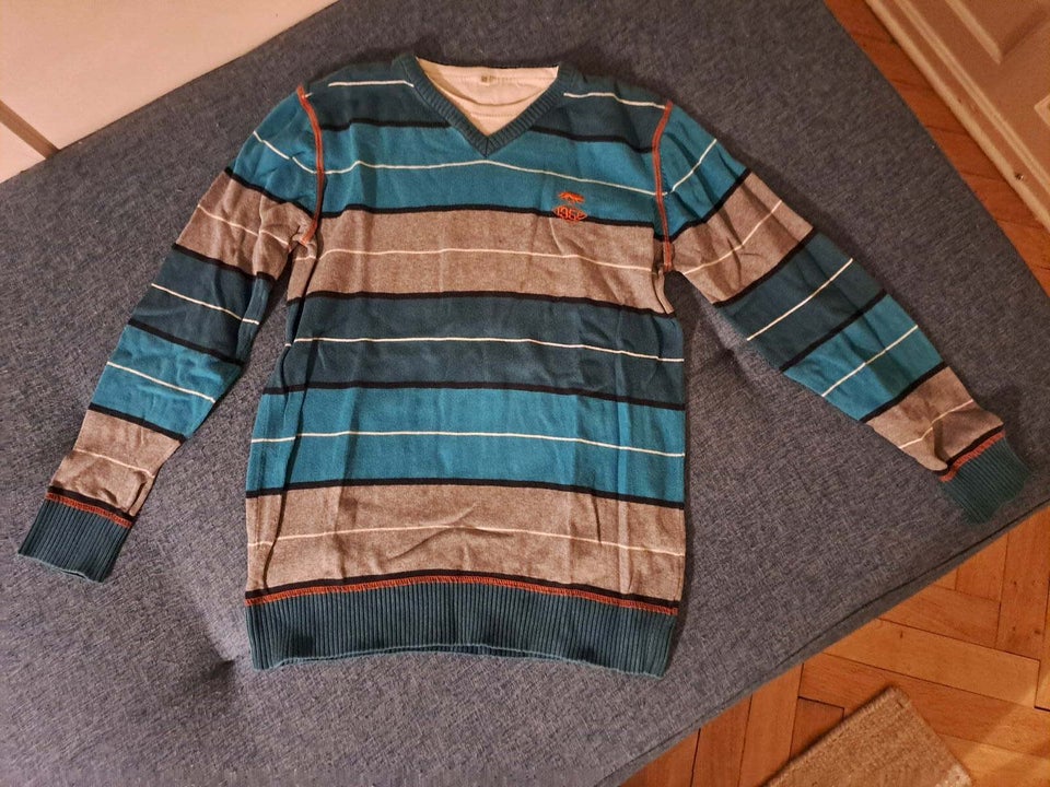 Sweater, Med T-shirt hals under,