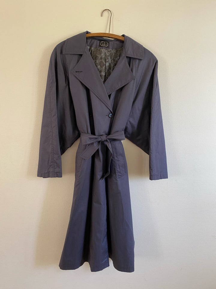 Trenchcoat, str. 34, Kello