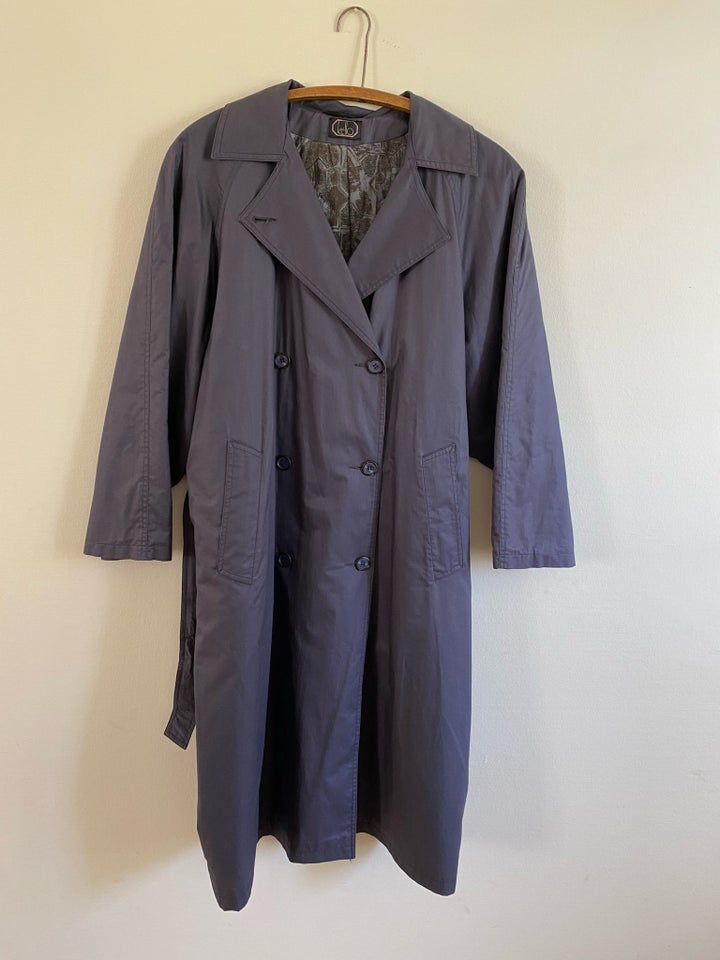 Trenchcoat, str. 34, Kello