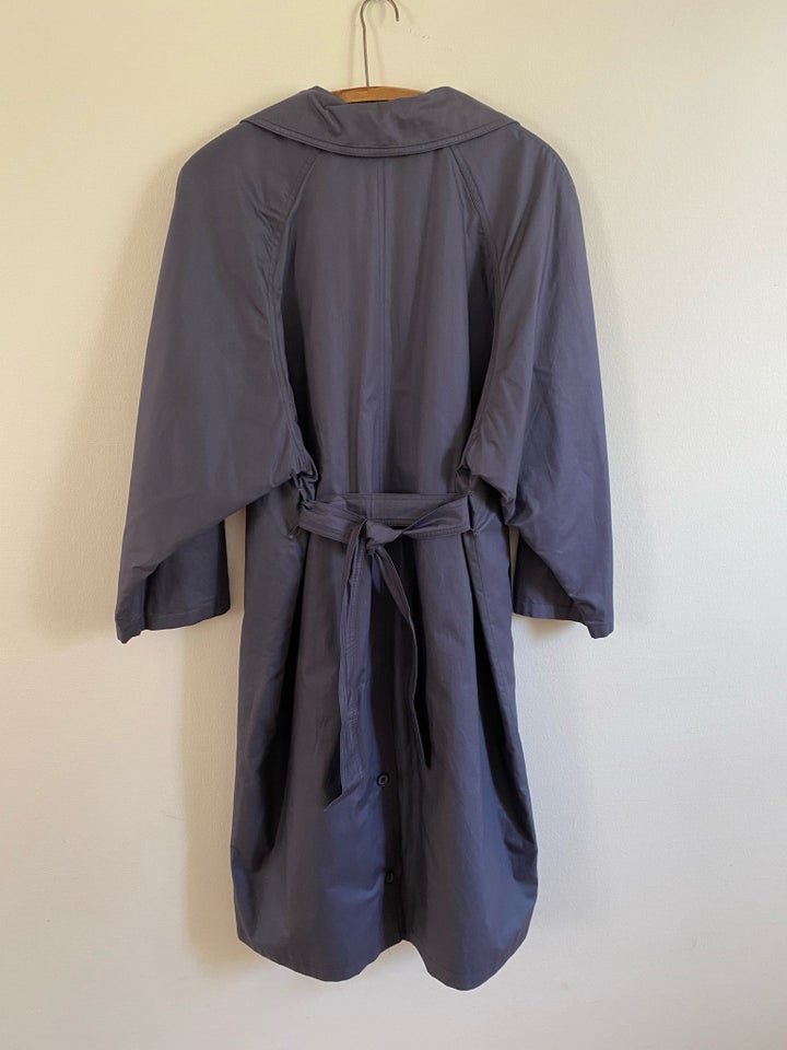 Trenchcoat, str. 34, Kello