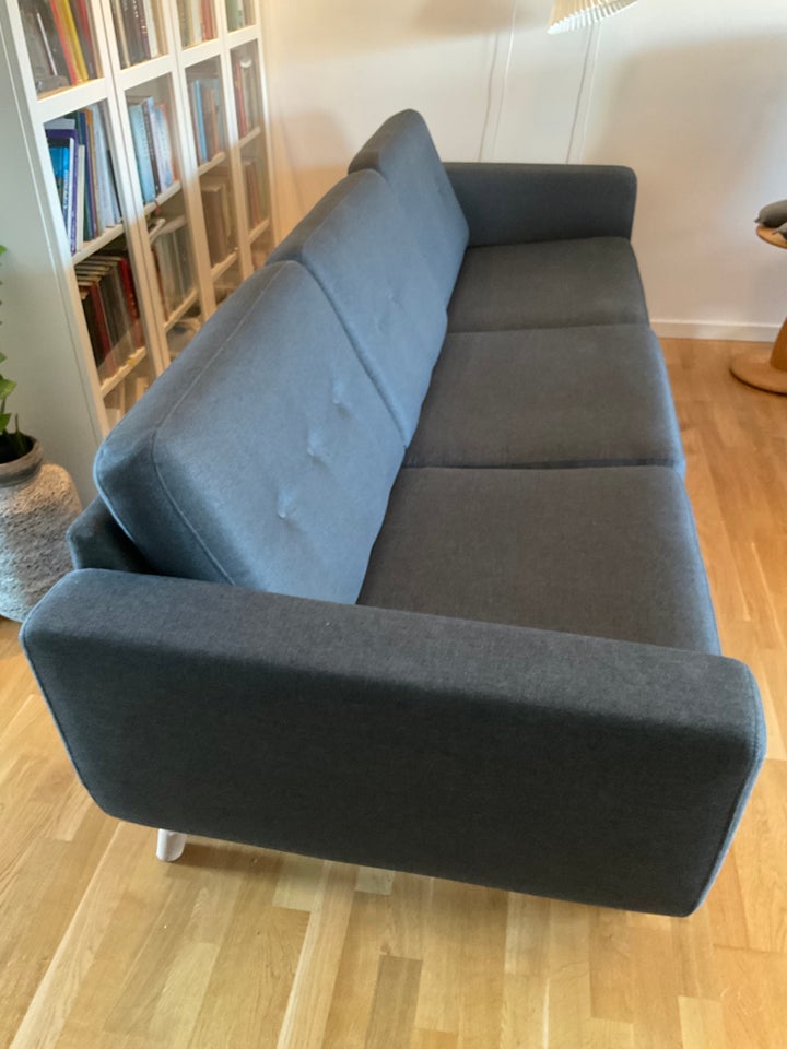 Mørkegrå sofa