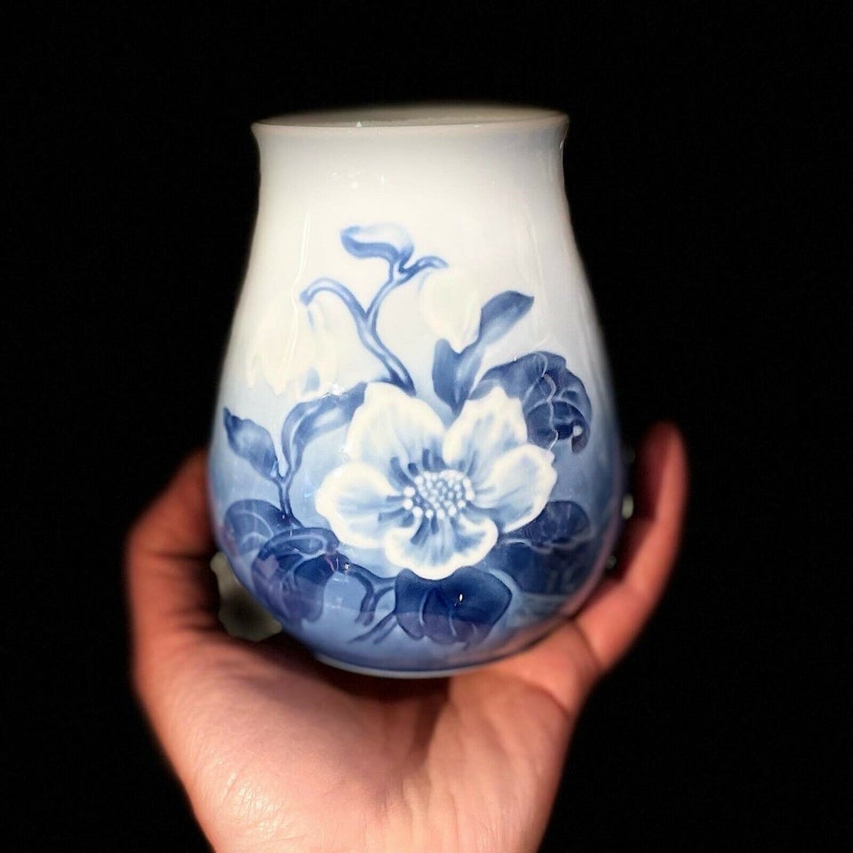 Porcelæn vase med juleroser  Bing