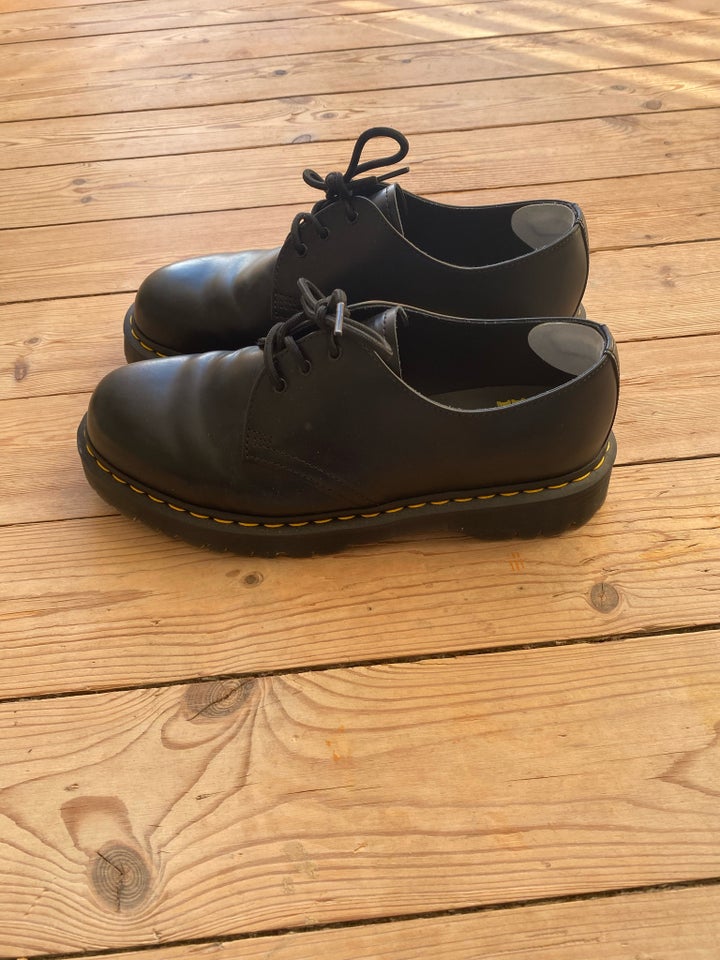 Herresko, Dr Martens, str. 45