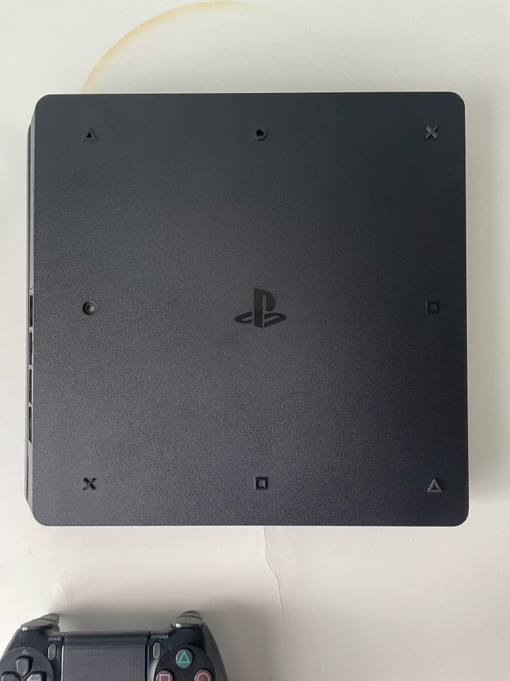 Playstation 4, Slim, God