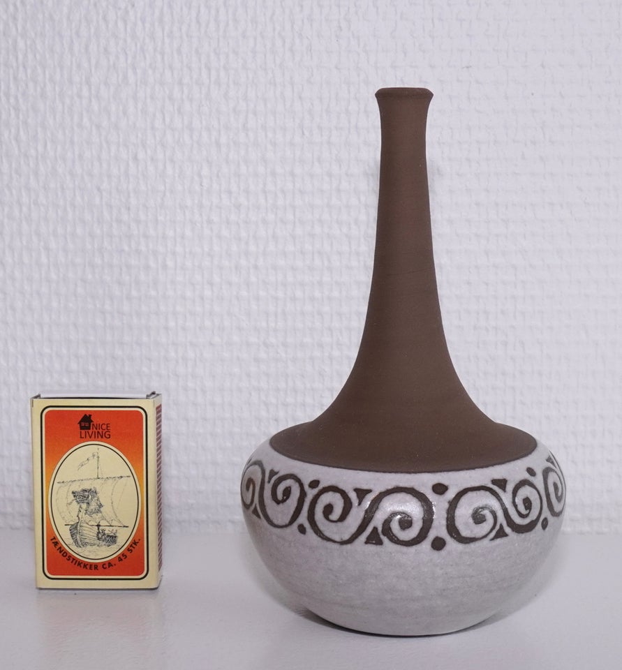 Keramik vase med lang hals