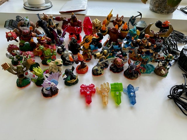 40 Skylanders figurer og 4 spil 4