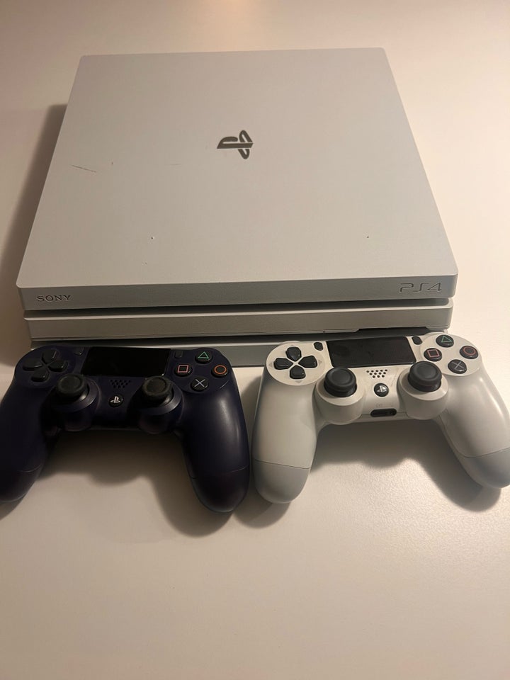 Playstation 4 Pro, God