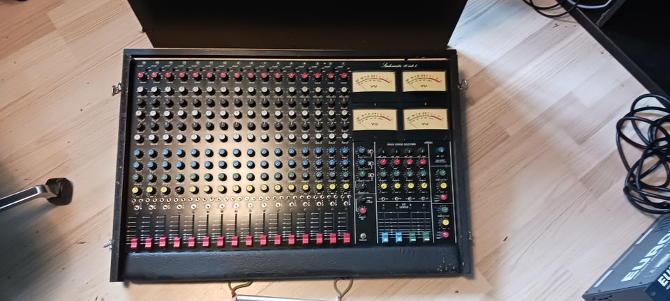 Mixer, Studiomaster 16 Into 4