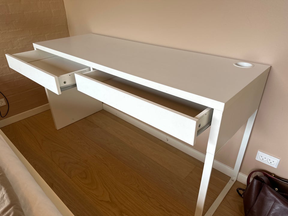 Skrivebord, IKEA, b: 142 d: 50 h: 75