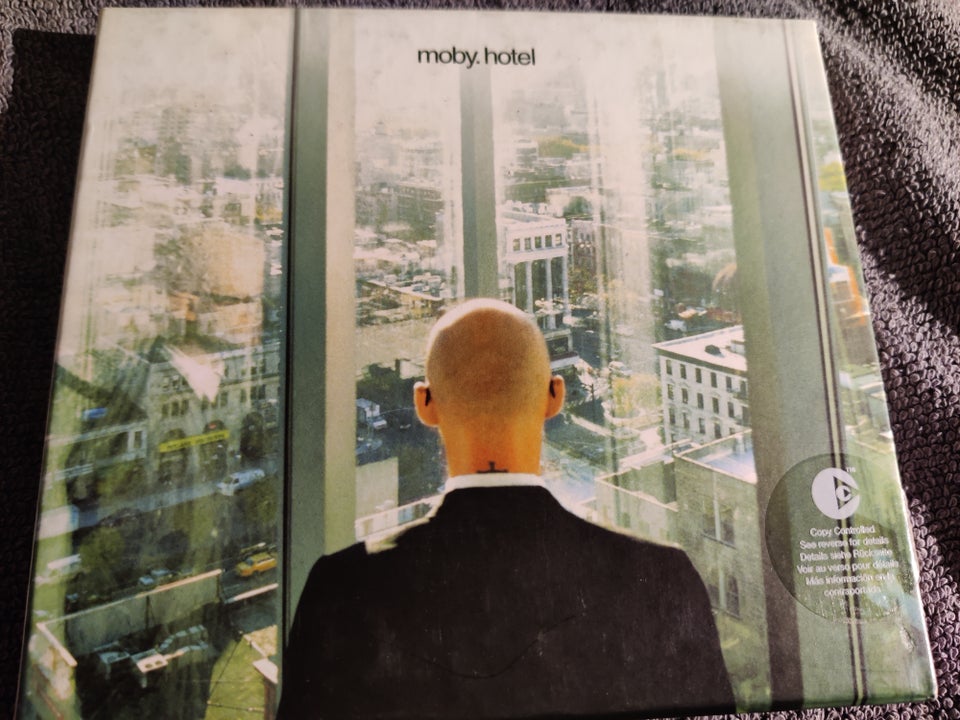 Moby: hotel, electronic