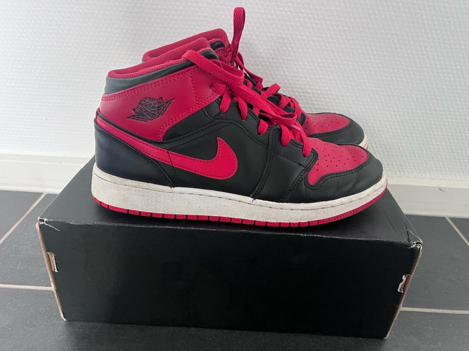 Sneakers, str. 39, Nike Air Jordan 1