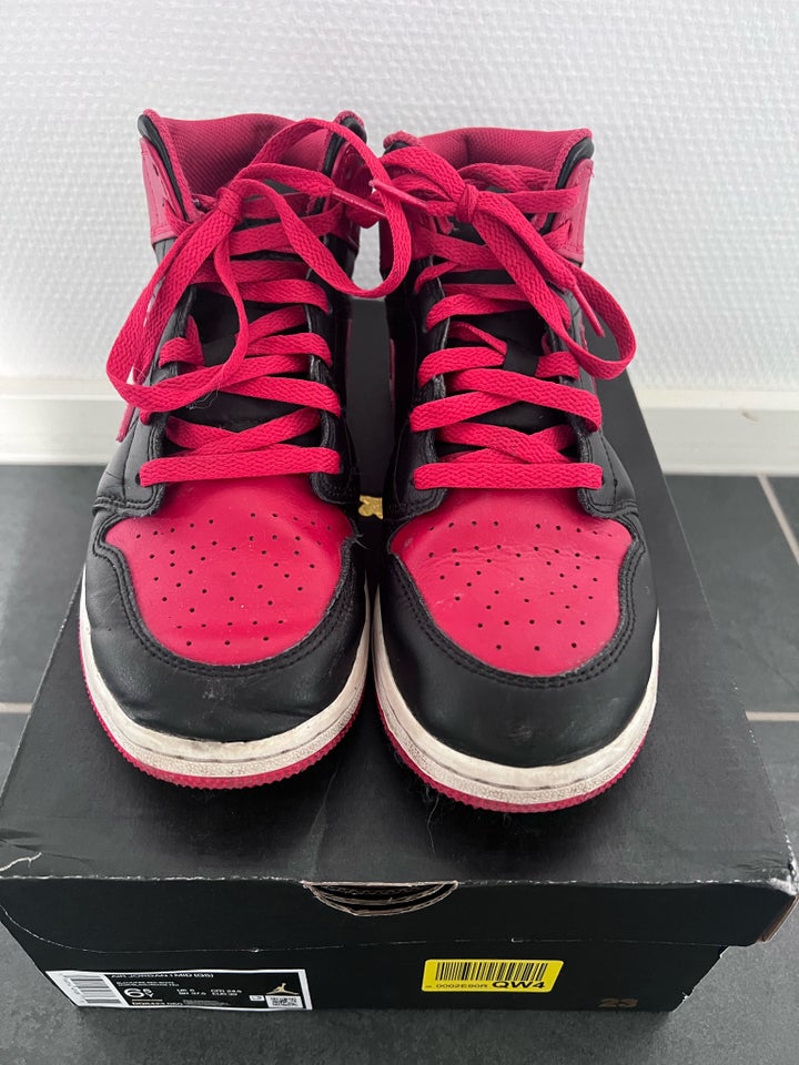 Sneakers, str. 39, Nike Air Jordan 1