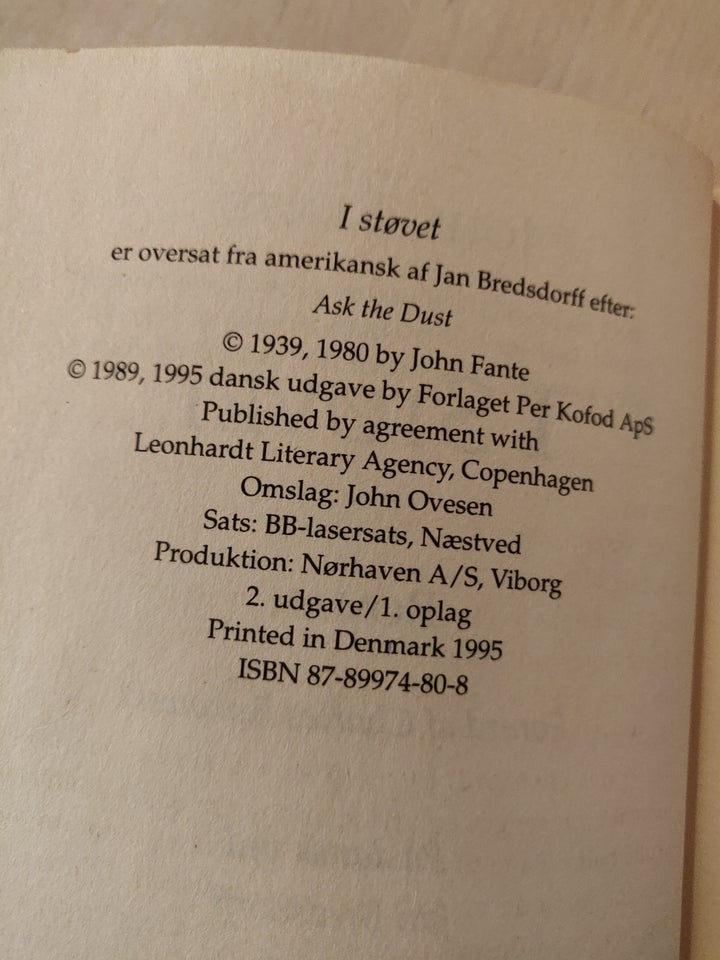 I støvet, John Fante, genre: roman