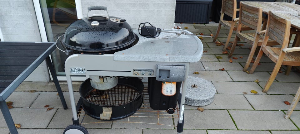 Kuglegrill, Weber performer m.