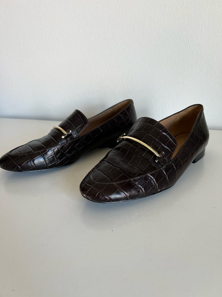 Loafers, str. 37, Other Stories