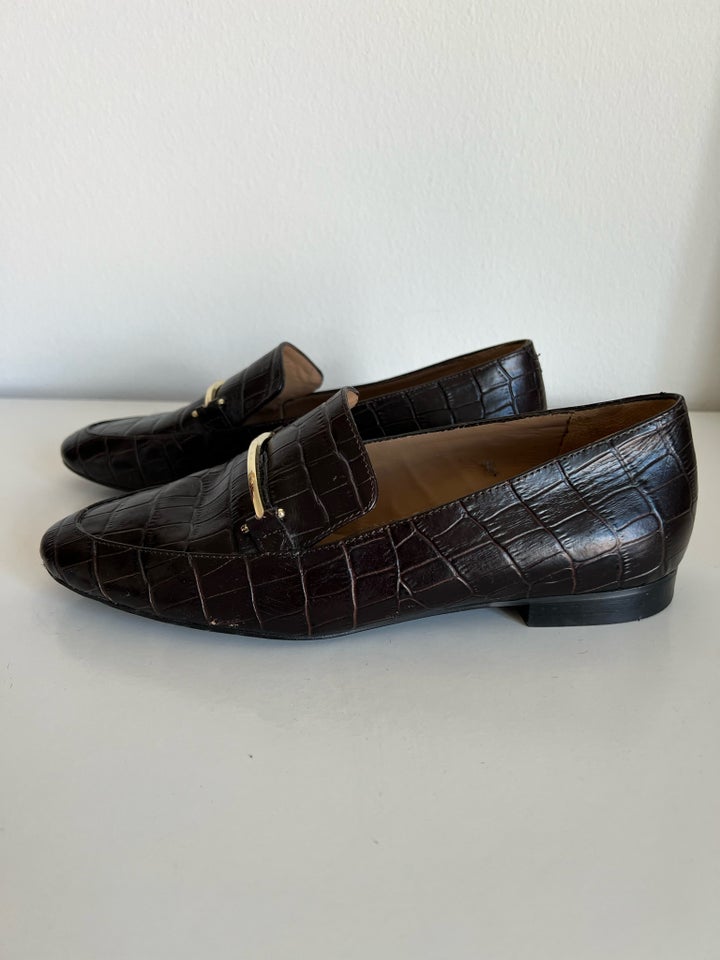 Loafers, str. 37, Other Stories