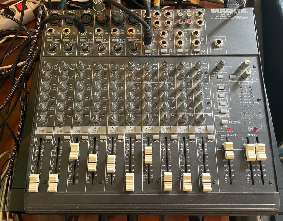 Mackie 1402-VLZ mixer, Mackie