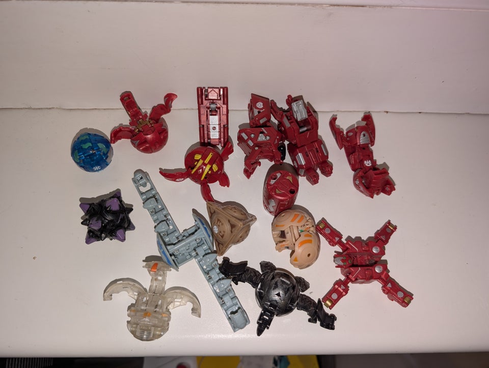 Forskellige Bakugan figurer,