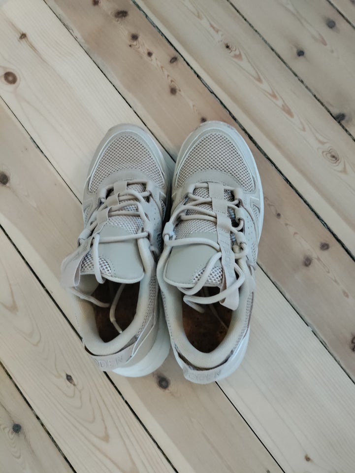 Sneakers, str. 39, Woden