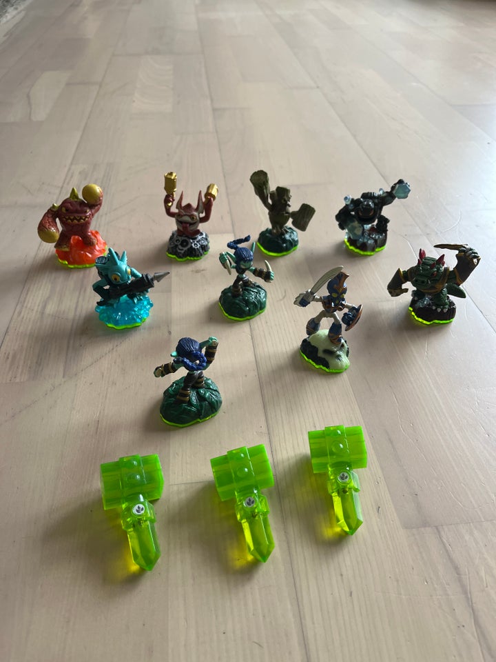 12 SKYLANDERS - 9 FIGURER OG 3 HAMMER