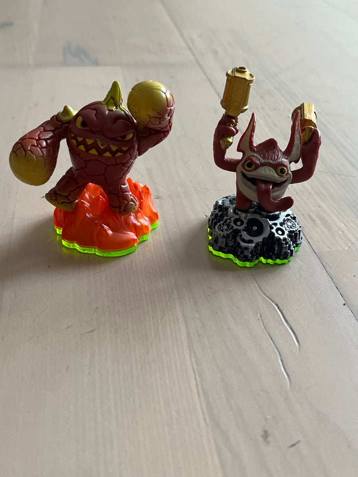 12 SKYLANDERS - 9 FIGURER OG 3 HAMMER