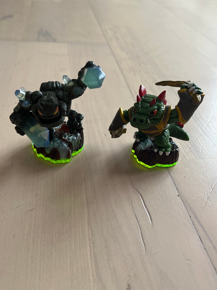 12 SKYLANDERS - 9 FIGURER OG 3 HAMMER