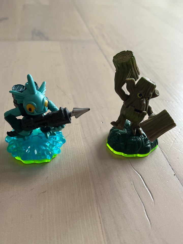 12 SKYLANDERS - 9 FIGURER OG 3 HAMMER