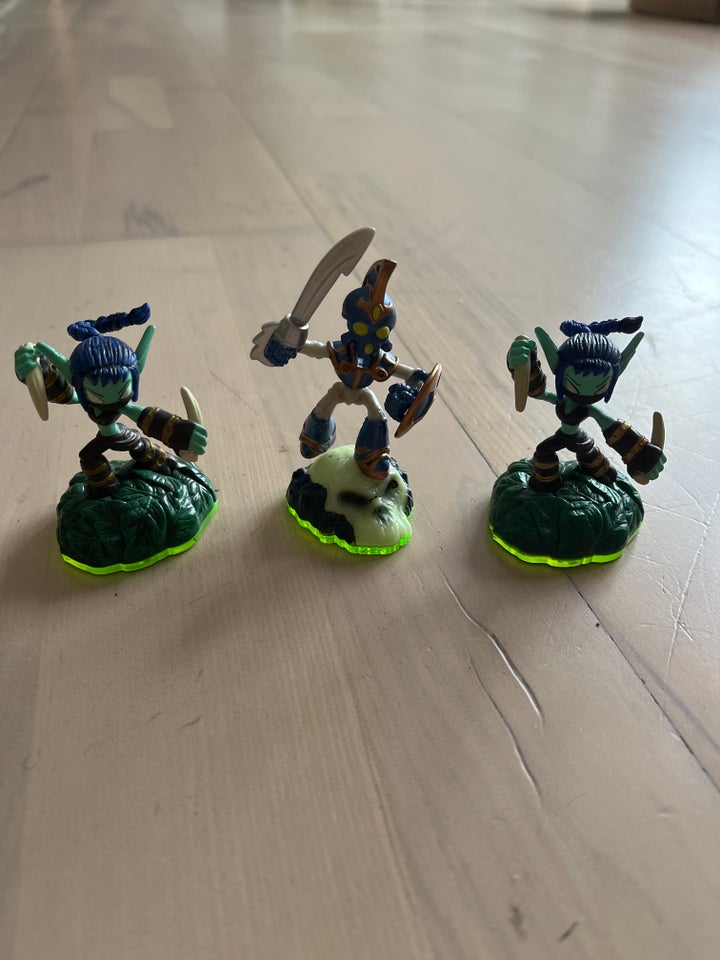 12 SKYLANDERS - 9 FIGURER OG 3 HAMMER