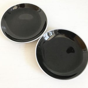 Porcelæn 2 sorte tallerkner