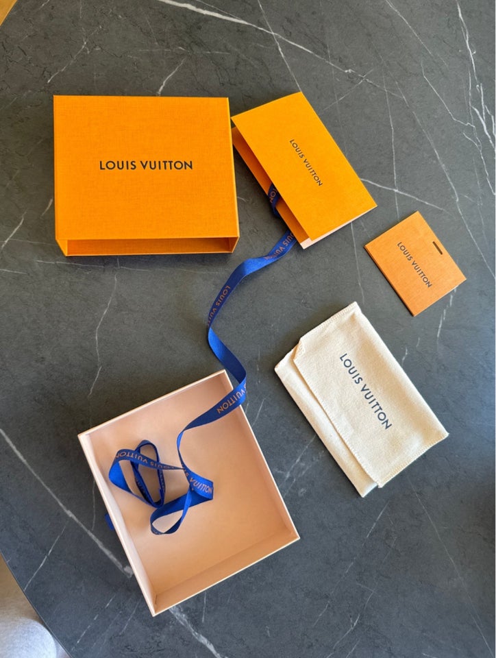 Pung, Louis Vuitton