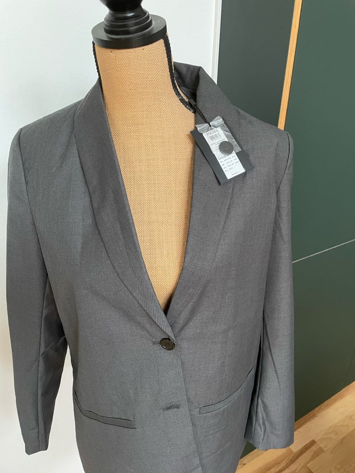 Blazer, str. 38, Pieces