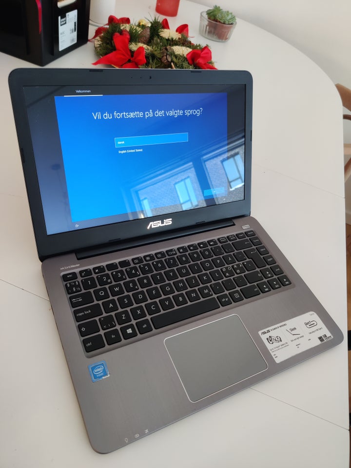 Asus N403E, 4 GB ram, 64 GB harddisk