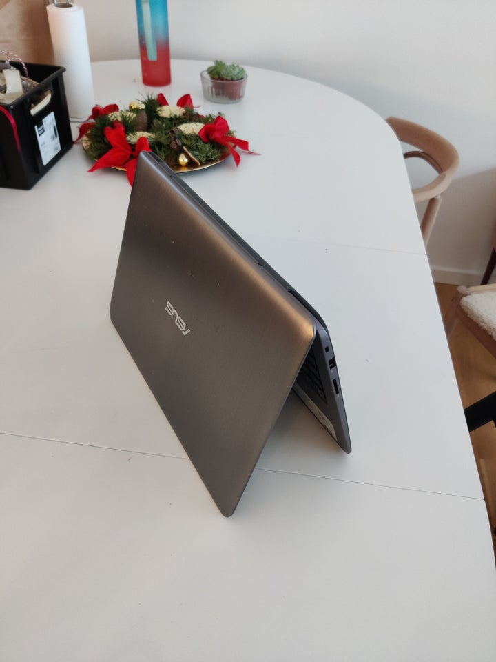 Asus N403E, 4 GB ram, 64 GB harddisk