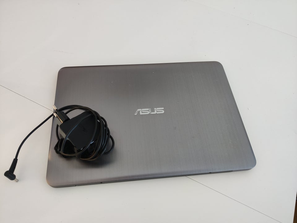 Asus N403E, 4 GB ram, 64 GB harddisk