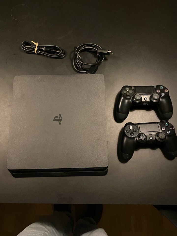 Playstation 4, Slim , God