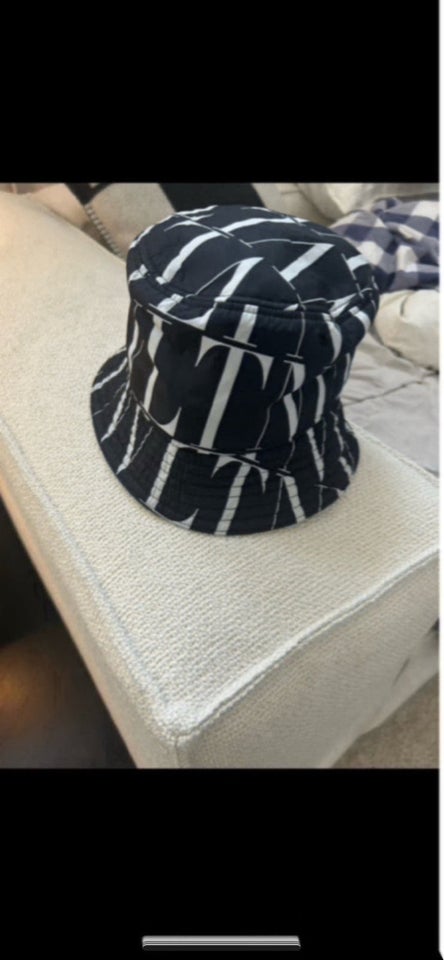 Hat, Valentino , str. 59