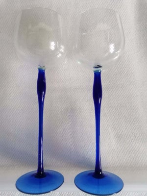 Glas To flotte vinglas med blå